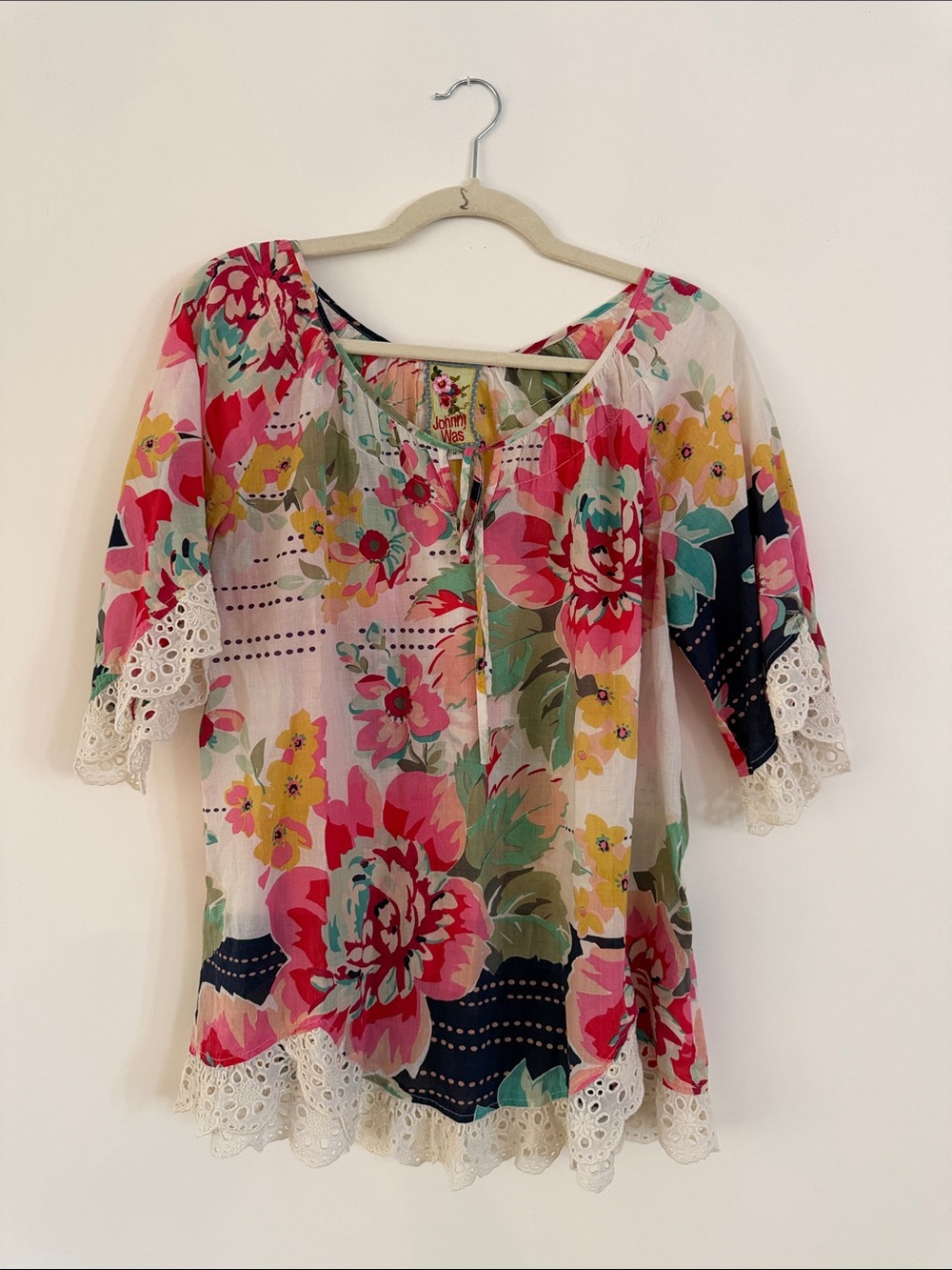 Johnny was Floral Tie-Neck Lace Trim Blouse size M